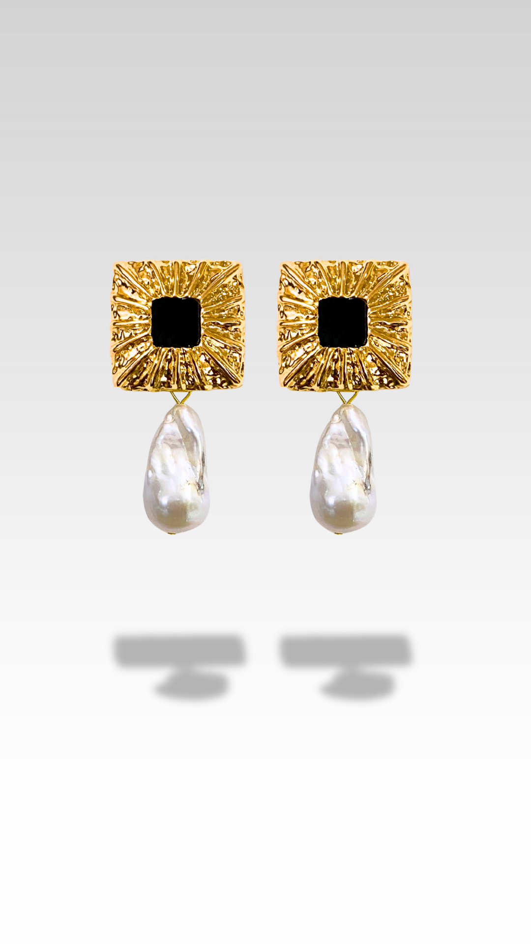 LARNA EARRING WHITE BAROQUE