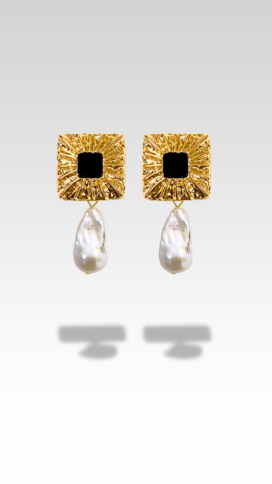 LARNA EARRING WHITE BAROQUE